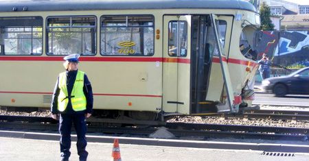 Wypadek w Poznaniu: zderzyły się samochody i tramwaje