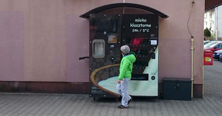 Nowy pomysł zakonu Bonifratów. Mleko "prosto od krowy" na krakowskich ulicach