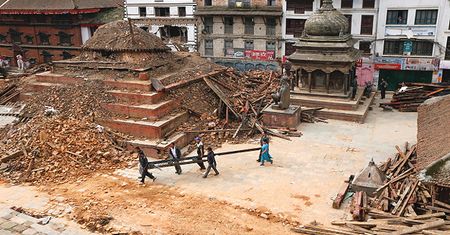 Aresztowania za plądrowanie porzuconych domów i sianie paniki po trzęsieniu ziemi w Nepalu