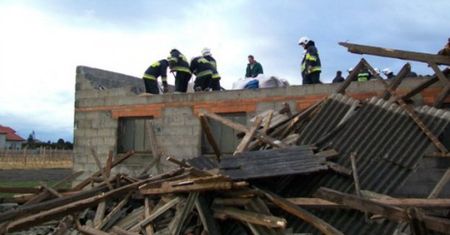 Wichury nad Wielkopolską zrywały dachy i powalały drzewa