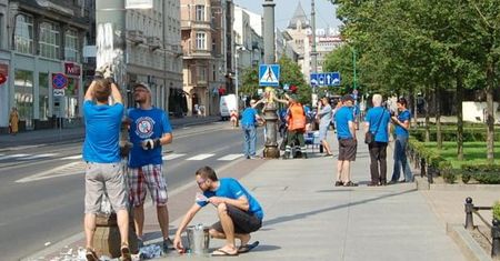Poznaniacy czyścili słupy z reklam. Były czyste... dwa dni