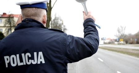 Kalisz: pijany bez prawa jazdy wiózł małe dzieci. Ich trzeźwa matka siedziała w fotelu obok
