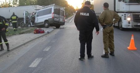 Wypadek busa w Prusimiu. Podróżowali nim nielegalni imigranci