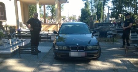 Pijany jeździł BMW po cmentarzu w Opatówku