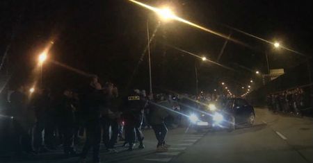 Nielegalne wyścigi samochodowe w Krakowie. Co na to policja?