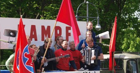 Kontrowersyjne wydarzenie antywojenne. Policja: to forma happeningu