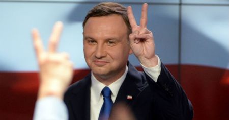 Rosyjska NTV: Komorowski płaci za popieranie Poroszenki i krytykę Putina