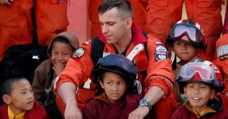 Strażak z Poznania wrócił z Nepalu, gdzie brał udział w akcji ratowniczej