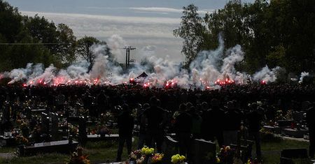 Ostatnie pożegnanie kibica w Knurowie. Tłum spokojnie oddał cześć zmarłemu