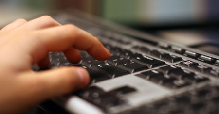 To przestroga nie tylko dla nastolatek. Nagie zdjęcia powodem szantażu