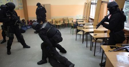 Terroryści wtargnęli do gimnazjum w Poznaniu i wzięli zakładników? Policjanci wiedzą, co robić