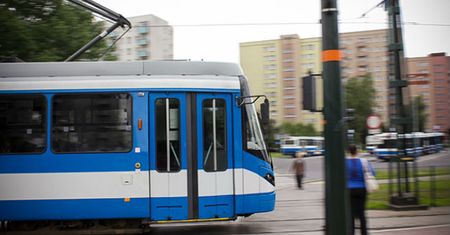 Nie ma sposobu na kierowców źle parkujących samochody. Prawie codziennie blokują torowiska w Krakowie