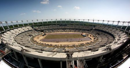 Wielka operacja logistyczna w Chorzowie - montowany jest dach Stadionu Śląskiego