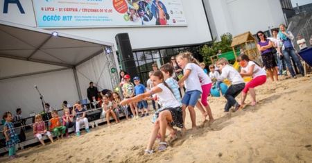 Usypują plażę na targach w Poznaniu - będą turnieje sportowe, gry, zabawy i kino!