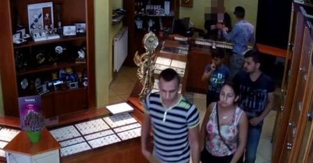 Okradli sklep jubilerski w Kościanie. Policja opublikowała nagranie kradzieży