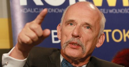 Korwin-Mikke ukarany za wypowiedź o zalewającym Europę "afrykańskim szambie"