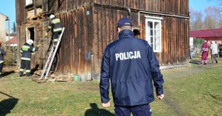 Policjanci z Konina uratowali dwie kobiety z pożaru. 65-latki spały, nie mając pojęcia, że grozi im niebezpieczeństwo