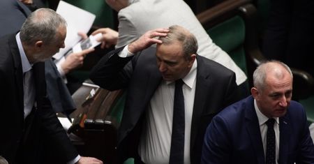 W teatrze improwizacji najlepiej gra PiS. Opozycja poczuła jednak krew marszałka