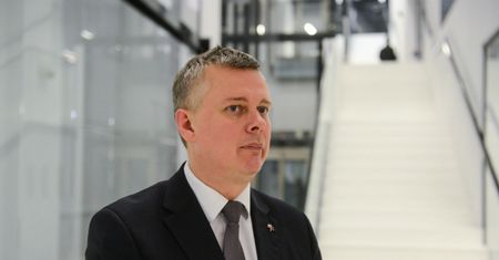 Były szef MON: tragedia smoleńska ma swoje miejsce, obchody, pomniki, groby i tam należy czcić pamięć osób, które zginęły