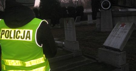 Uszkodzone nagrobki żołnierzy radzieckich w Kaliszu. Sprawcą 37-latek. Zaatakował policjantów