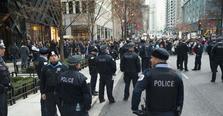 USA: policjant zwolniony ze służby. Chciał "dokarmić" bezdomnego odchodami