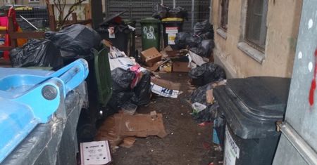 Wrocławska ma błyszczeć, a na podwórkach leżą góry śmieci
