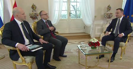 Prezydent Andrzej Duda o teczkach: trzeba postawić pytanie, czy te dokumenty nie kształtowały politycznej rzeczywistości w kraju