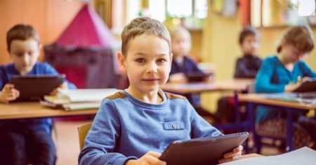 Tablet dla każdego ucznia albo dodatkowe 1000 zł. Tak miasta kuszą rodziców, by posłali sześciolatki do szkoły