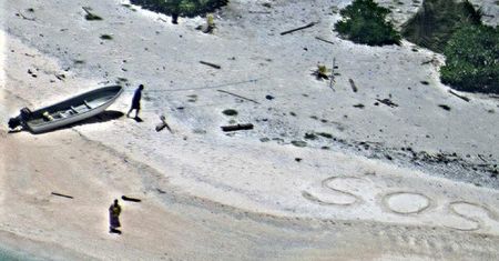 Rozbitkowie uratowani z bezludnej wyspy dzięki napisowi "SOS" na piasku