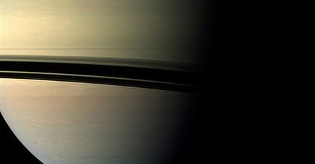 Sonda Cassini znalazła wypełnione cieczą kaniony na Tytanie