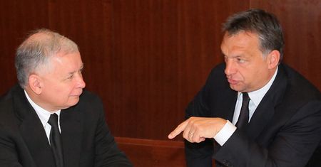 Tygodnik "Figyeloe": polski rząd wyraźnie naśladuje model węgierski, ale idealna kopia nie będzie możliwa