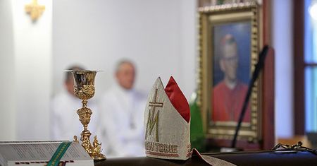 Trumna z ciałem kard. Macharskiego przewieziona do Pałacu Arcybiskupów Krakowskich