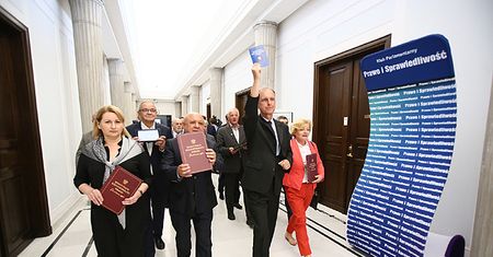 Senatorowie PO: PiS po raz trzeci wykonał zamach na Trybunał Konstytucyjny. PiS: ustawa normalizuje prace