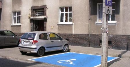 Miejsca parkingowe dla niepełnosprawnych w Poznaniu oznaczone jaskrawą farbą