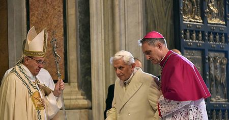 Papież Franciszek: Benedykt XVI ma problemy z poruszaniem się