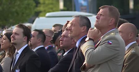Defilada lotnicza podczas szczytu NATO