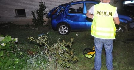 Wypadek w Grobi - suzuki dachowało i uderzyło w budynek. Kierowca zginął na miejscu