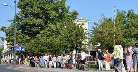 Po darmowe bilety na spektakle teatru Krystyny Jandy trzeba stać w kolejce nawet kilka godzin