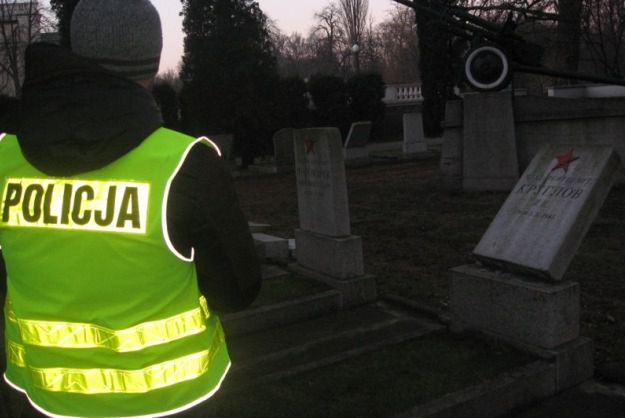 Uszkodzone nagrobki żołnierzy radzieckich w Kaliszu. Sprawcą 37-latek. Zaatakował policjantów