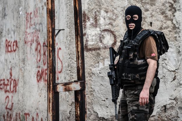 Członek tureckich policyjnych służb specjalnych w Sultanbeyli, gdzie doszło do ataku posterunek policji