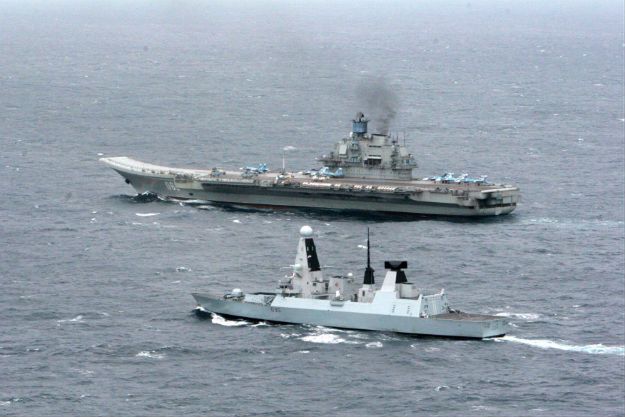 Lotniskowiec "Admirał Kuzniecow" i brytyjski niszczyciel HMS Dragon