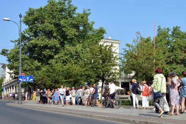 Po darmowe bilety na spektakle teatru Krystyny Jandy trzeba stać w kolejce nawet kilka godzin