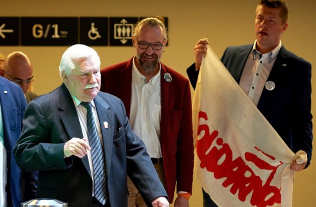 Lech Wałęsa i działacze KOD