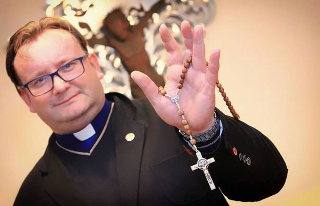 Szalik klubu na szyi i różaniec w ręku. Nowy pomysł ks. Wąsowicza: nie ważne, czy ktoś będzie widział w tym groteskę