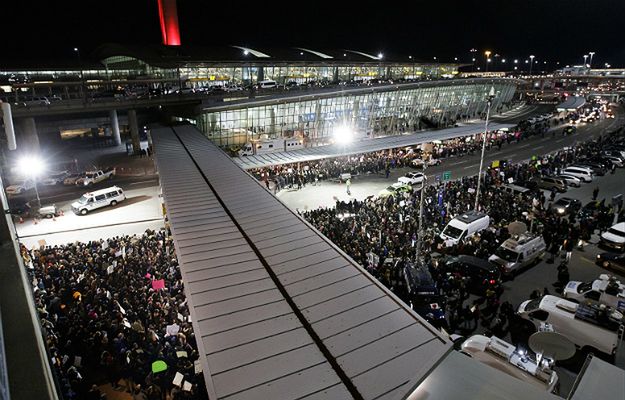 Chaos o lotniskach w USA po decyzji prezydenta Trumpa ws. imigrantów