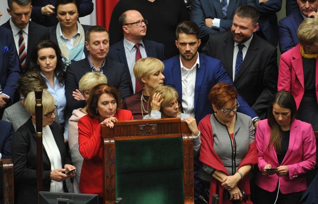 Posłowie opozycji blokują mównicę oraz fotel marszałka podczas posiedzenia Sejmu 16 grudnia