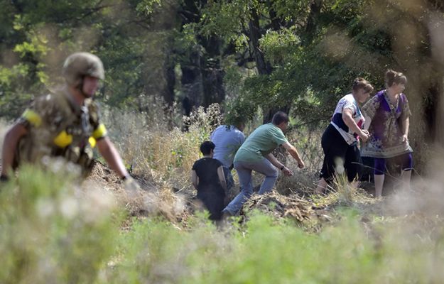 Donieck w sierpniu 2014 r.: mieszkańcy wsi uciekają przed kulami separatystów, ochraniani przez ukraińskich żołnierzy