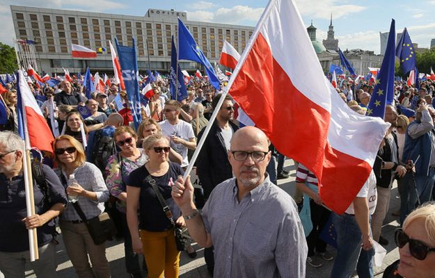 Ulicami stolicy przejdzie marsz KOD. Początek marszu o godz. 16 na placu Bankowym