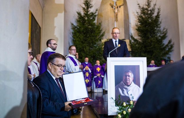 Minister w KPRP Andrzej Dera przekazuje przyznany pośmiertnie przez prezydenta Andrzeja Dudę Krzyż Wielki Orderu Odrodzenia Polski dla o. Jana Góry