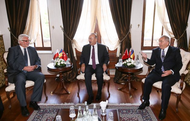 Ministrowie spraw zagranicznych Polski Witold Waszczykowski, Turcji Mevlut Cavusoglu i Rumunii Lazar Comanescu
